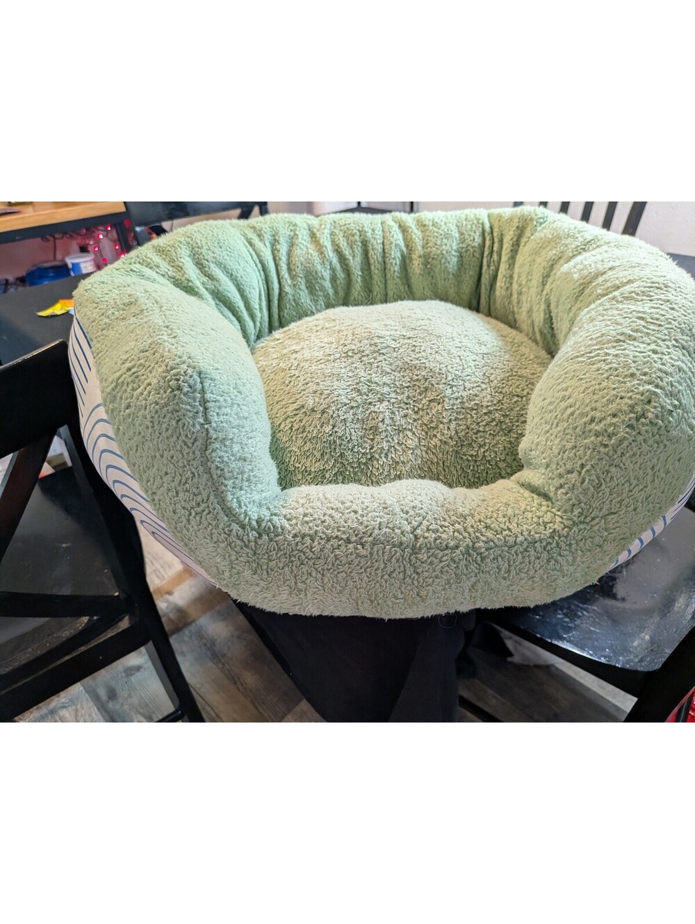 Small Round Plush Pet Bed for Cat or Small Dog